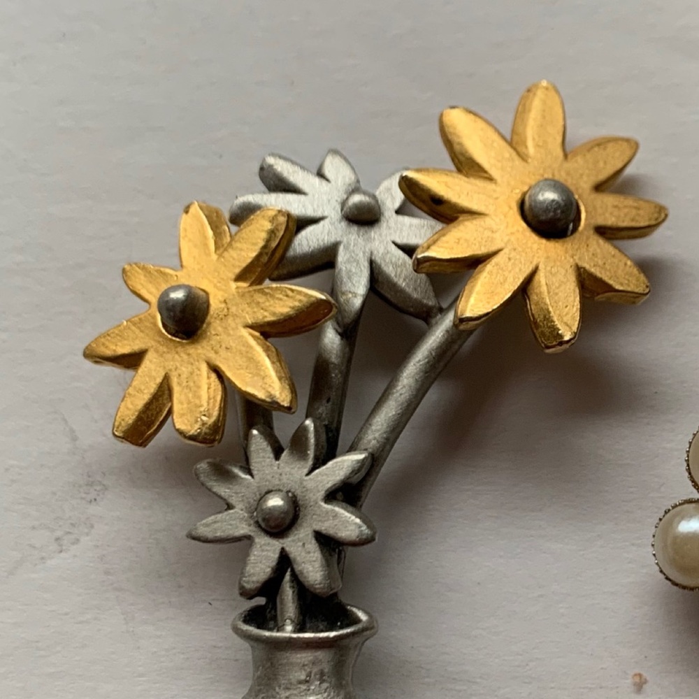 ⭐️ Vintage JJ JONETTE - PEWTER 2 tone pin Daisy 🌼 Flowers Vase